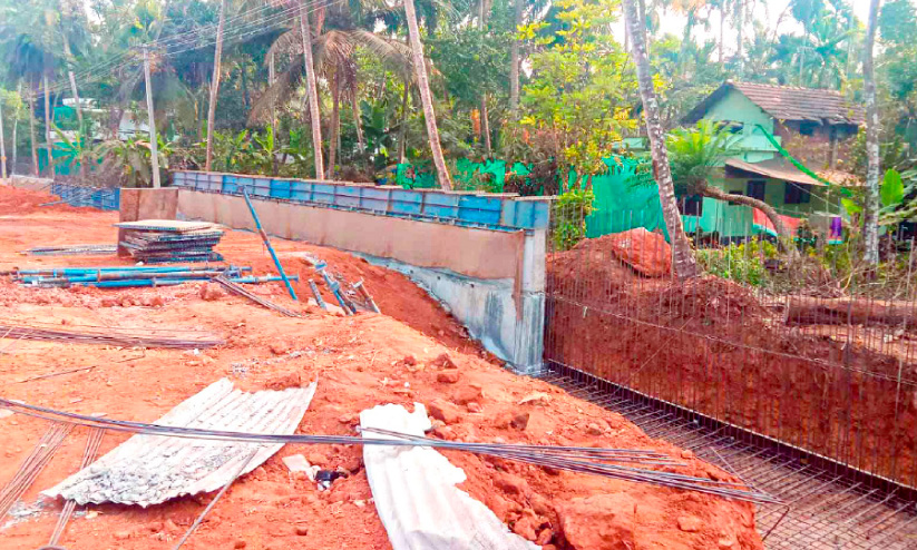 ദേശീയപാത വികസനം: റോഡിൽ മതിൽ കെട്ടി ഉയർത്തിയതിനെതിരെ പ്രതിഷേധം ദേശീയപാത വികസനം: റോഡിൽ മതിൽ കെട്ടി ഉയർത്തിയതിനെതിരെ പ്രതിഷേധം