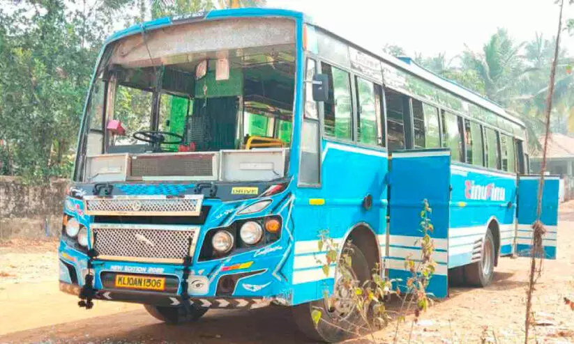 നിർത്തിയിട്ട ബസിന്റെ ചില്ല് തകർത്തു; മാവൂരിൽ സമാന രീതിയിൽ തകർക്കപ്പെടുന്ന 13ാമത്തെ ബസ് നിർത്തിയിട്ട ബസിന്റെ ചില്ല് തകർത്തു; മാവൂരിൽ സമാന രീതിയിൽ തകർക്കപ്പെടുന്ന 13ാമത്തെ ബസ്