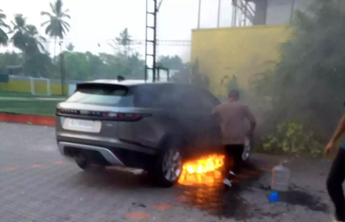 കോഴിക്കോട് നിർത്തിയിട്ട കാറിന് തീ പിടിച്ചു കോഴിക്കോട് നിർത്തിയിട്ട കാറിന് തീ പിടിച്ചു