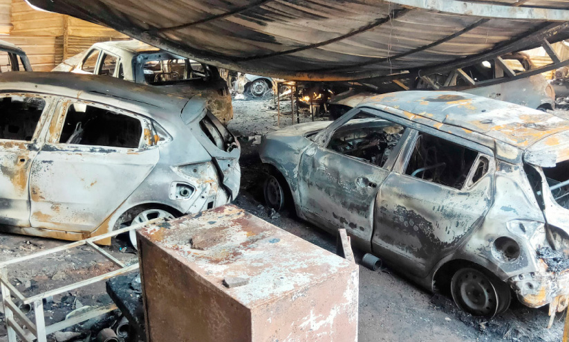 വർക്ക് ഷോപ്പിൽ വൻ തീപിടിത്തം; 10 കാറുകൾ കത്തിനശിച്ചു വർക്ക് ഷോപ്പിൽ വൻ തീപിടിത്തം; 10 കാറുകൾ കത്തിനശിച്ചു