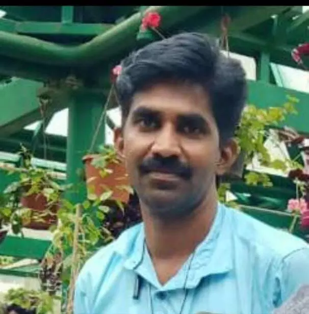 വിനോദയാത്രക്കിടെ വൈദ്യുതി ജീവനക്കാരുടെ ട്രാവലറിൽ ചരക്ക് ലോറിയിടിച്ച് ഒരാൾ മരിച്ചു