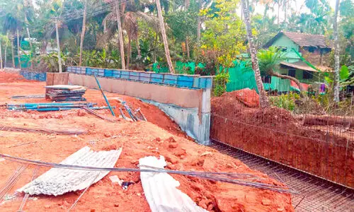 ദേശീയപാത വികസനം: റോഡിൽ മതിൽ കെട്ടി ഉയർത്തിയതിനെതിരെ പ്രതിഷേധം