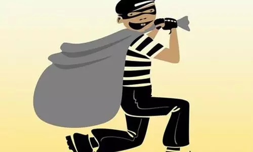 മ​ത്ര​യി​ൽ വ്യാ​പാ​രി​ക​ളെ  ക​ബ​ളി​പ്പി​ച്ച്​ പ​ണം ത​ട്ടു​ന്ന സം​ഘം