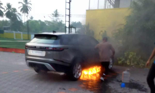 കോഴിക്കോട് നിർത്തിയിട്ട കാറിന് തീ പിടിച്ചു