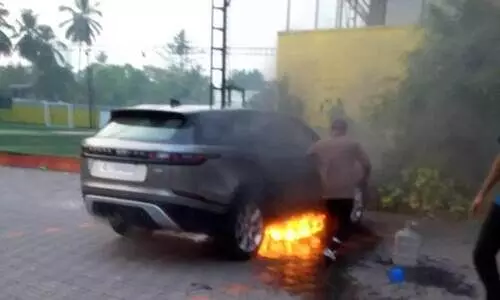 കോഴിക്കോട് നിർത്തിയിട്ട കാറിന് തീ പിടിച്ചു
