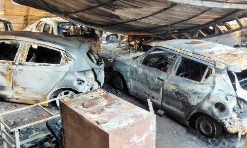 വർക്ക് ഷോപ്പിൽ വൻ തീപിടിത്തം; 10 കാറുകൾ കത്തിനശിച്ചു