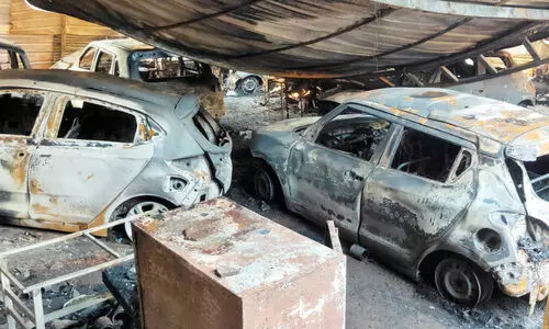 വർക്ക് ഷോപ്പിൽ വൻ തീപിടിത്തം; 10 കാറുകൾ കത്തിനശിച്ചു