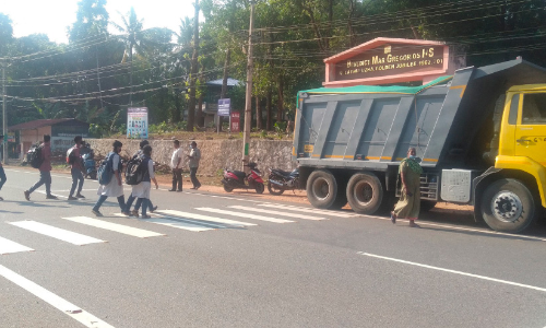 സ്കൂള്‍ സമയത്ത് ടിപ്പര്‍ ലോറികൾ നിയന്ത്രിക്കണമെന്നാവശ്യം