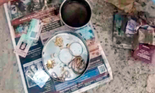 നിധി കുഴിച്ചിട്ട സ്ഥലം മറന്ന് വീട്ടമ്മ, പറമ്പ് കിളച്ച് പൊലീസ് കണ്ടെടുത്തു