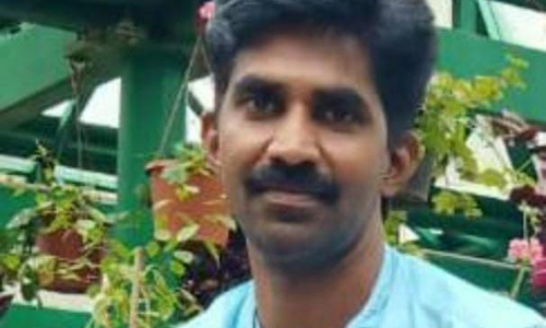 വിനോദയാത്രക്കിടെ വൈദ്യുതി ജീവനക്കാരുടെ ട്രാവലറിൽ ചരക്ക് ലോറിയിടിച്ച് ഒരാൾ മരിച്ചു