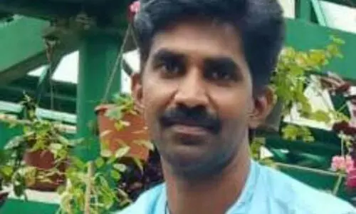 വിനോദയാത്രക്കിടെ വൈദ്യുതി ജീവനക്കാരുടെ ട്രാവലറിൽ ചരക്ക് ലോറിയിടിച്ച് ഒരാൾ മരിച്ചു