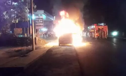 തിരുവല്ലയിൽ ഓടിക്കൊണ്ടിരുന്ന കാറിന് തീപിടിച്ചു