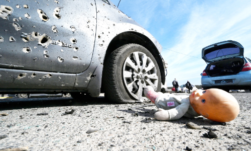 വടക്കൻ കിയവിലെ ഇർപിനിൽ റഷ്യൻ കവചിത വാഹനങ്ങളിൽനിന്ന് വെടിയേറ്റ കാറിനരികിൽ ഉപേക്ഷിക്കപ്പെട്ട പാവ വടക്കൻ കിയവിലെ ഇർപിനിൽ റഷ്യൻ കവചിത വാഹനങ്ങളിൽനിന്ന് വെടിയേറ്റ കാറിനരികിൽ ഉപേക്ഷിക്കപ്പെട്ട പാവ