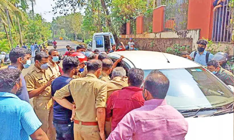 കാർ റോഡരികിൽ നിർത്തി ഉറങ്ങിയത് പൊല്ലാപ്പായി