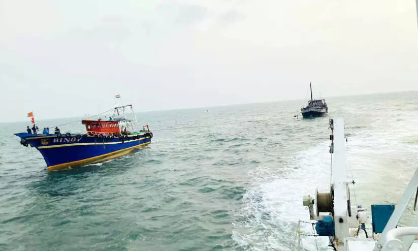 അപകടത്തിലായ ഉരുവിനെ രക്ഷപ്പെടുത്തി അപകടത്തിലായ ഉരുവിനെ രക്ഷപ്പെടുത്തി