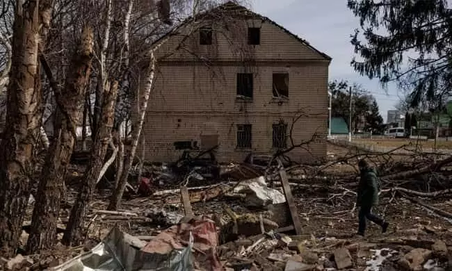 കിയവിലെത്തി റഷ്യ; പലായനം ചെയ്യുന്ന സാധാരണക്കാരെയും കൊന്നൊടുക്കുന്നെന്ന് യുക്രെയ്ൻ കിയവിലെത്തി റഷ്യ; പലായനം ചെയ്യുന്ന സാധാരണക്കാരെയും കൊന്നൊടുക്കുന്നെന്ന് യുക്രെയ്ൻ