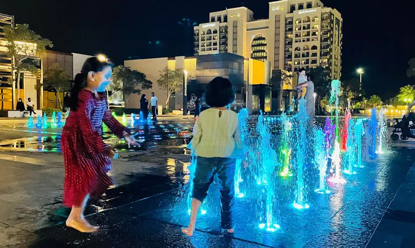 വാനോളമുയരുന്ന വര്ണ്ണ ജല നൃത്തം വാനോളമുയരുന്ന വര്ണ്ണ ജല നൃത്തം