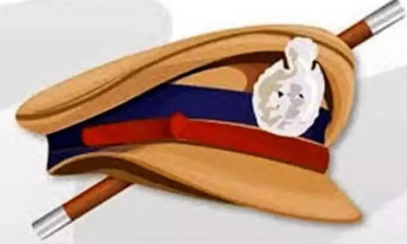 ഉത്സവഗാനമേളക്കിടെ സംഘർഷം; പൊലീസുകാർ യുവാവിനെ ക്രൂരമായി മർദിക്കുന്ന വിഡിയോ പുറത്ത് ഉത്സവഗാനമേളക്കിടെ സംഘർഷം; പൊലീസുകാർ യുവാവിനെ ക്രൂരമായി മർദിക്കുന്ന വിഡിയോ പുറത്ത്