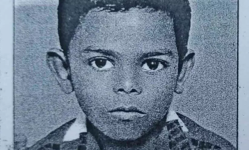 കളിക്കുന്നതിനിടയിൽ മരത്തിൽ കെട്ടിയിരുന്ന കയർ കഴുത്തിൽ കുരുങ്ങി വിദ്യാർഥി മരിച്ചു കളിക്കുന്നതിനിടയിൽ മരത്തിൽ കെട്ടിയിരുന്ന കയർ കഴുത്തിൽ കുരുങ്ങി വിദ്യാർഥി മരിച്ചു