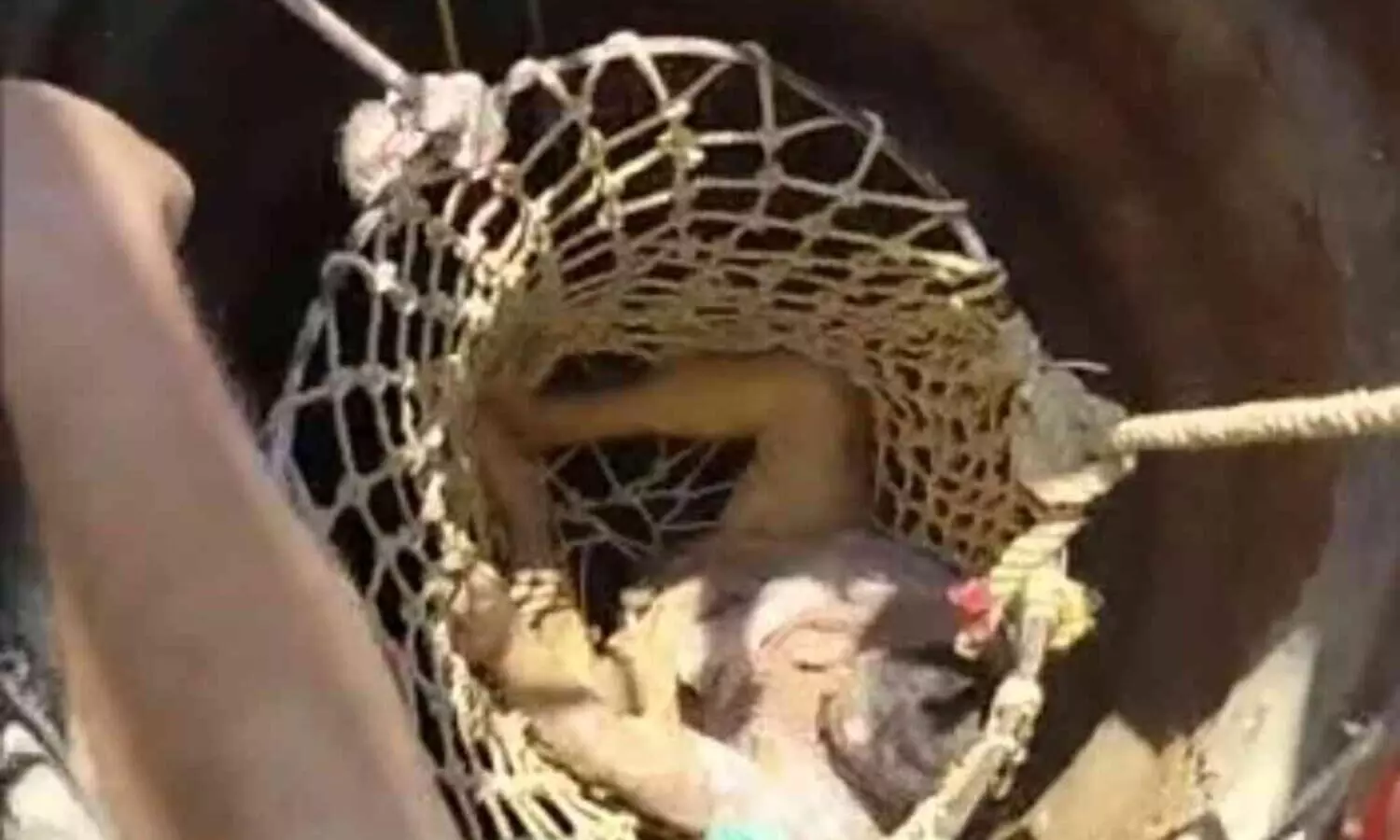 കിണർ ഇടിഞ്ഞ് വീണ് അപകടത്തിൽപ്പെട്ട താെഴിലാളിയെ രക്ഷപ്പെടുത്തി