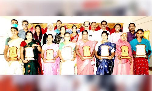 ജി​ല്ല​യി​ലെ മി​ക​ച്ച മേ​റ്റു​മാ​രെ ആ​ദ​രി​ച്ചു