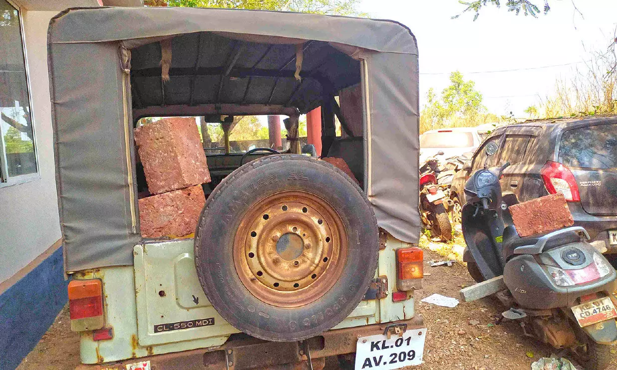 കുമ്പള എക്സൈസ് ഓഫിസിനു നേരെ അജ്ഞാതന്റെ പരാക്രമം കുമ്പള എക്സൈസ് ഓഫിസിനു നേരെ അജ്ഞാതന്റെ പരാക്രമം