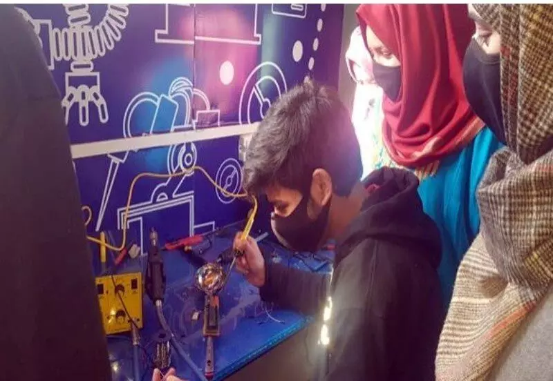 ഉപ്പ് നോക്കാൻ ഇനി രുചിച്ച് നോക്കേണ്ട, ഭക്ഷണത്തിലെ ഉപ്പ് അളക്കാനുള്ള ഉപകരണവുമായി കശ്മീരി വിദ്യാർഥികൾ ഉപ്പ് നോക്കാൻ ഇനി രുചിച്ച് നോക്കേണ്ട, ഭക്ഷണത്തിലെ ഉപ്പ് അളക്കാനുള്ള ഉപകരണവുമായി കശ്മീരി വിദ്യാർഥികൾ