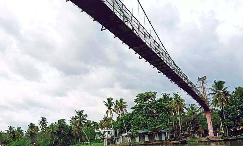 കൗതുകമുണർത്തി പല്ലനഗ്രാമത്തിലെ കൂറ്റൻ തൂക്കുപാലം