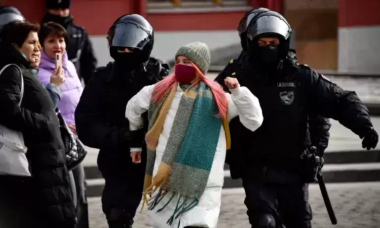 യുദ്ധവിരുദ്ധ പ്രതിഷേധത്തിൽ അണിനിരന്നവരെ കൂട്ടത്തോടെ അറസ്റ്റ് ചെയ്ത് റഷ്യ യുദ്ധവിരുദ്ധ പ്രതിഷേധത്തിൽ അണിനിരന്നവരെ കൂട്ടത്തോടെ അറസ്റ്റ് ചെയ്ത് റഷ്യ