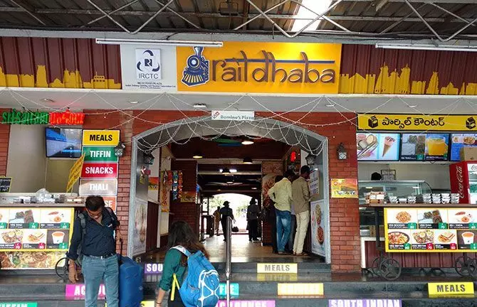 ഭക്ഷണശാല തുടങ്ങാൻ റെയിൽവേ; തീരുമാനം പുനഃപരിശോധിക്കണമെന്ന് ഐ.ആർ.സി.ടി.സി ഭക്ഷണശാല തുടങ്ങാൻ റെയിൽവേ; തീരുമാനം പുനഃപരിശോധിക്കണമെന്ന് ഐ.ആർ.സി.ടി.സി