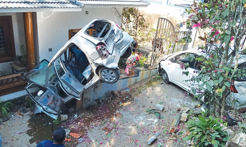 കോളിയാടിയിൽ കാറുകൾ വീട്ടുമുറ്റത്തേക്ക് ഇടിച്ചു കയറി; അഞ്ച് പേർക്ക് പരിക്ക്