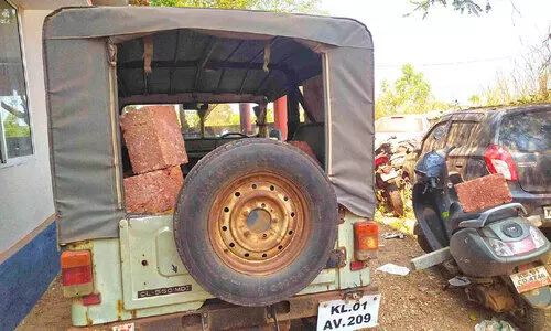 കുമ്പള എക്സൈസ് ഓഫിസിനു നേരെ അജ്ഞാതന്റെ പരാക്രമം