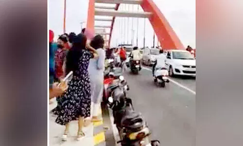 വലിയഴീക്കൽ പാലം കാണാൻ വൻജനാവലി; നിയന്ത്രിക്കാനാകാതെ പൊലീസ്