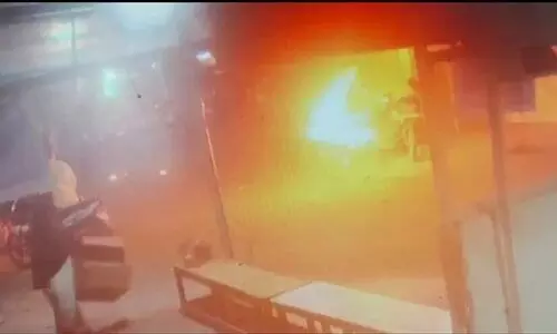 മദ്യപിച്ച് വാഹനമോടിച്ചു; പിഴ ചുമത്തിയതിന് യുവാവ് പൊലീസിന്‍റെ മുന്നിൽ സ്വയം തീകൊളുത്തി