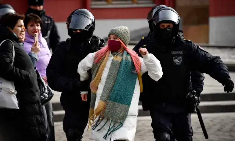 യുദ്ധവിരുദ്ധ പ്രതിഷേധത്തിൽ അണിനിരന്നവരെ കൂട്ടത്തോടെ അറസ്റ്റ് ചെയ്ത് റഷ്യ