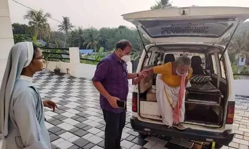 മക്കൾ ഉപദ്രവിക്കുന്നുവെന്ന് ആരോപിച്ച്  വീടു വിട്ടിറങ്ങിയ വൃദ്ധ മാതാവ് ആർ.ഡി.ഒ ഓഫീസിൽ അഭയം തേടി