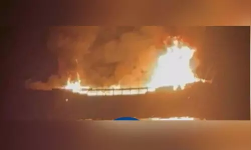 കപ്പലിന് തീപിടിച്ച സംഭവം; കാണാതായാൾക്കുവേണ്ടി തിരച്ചിൽ ഊർജിതം കപ്പലിന് തീപിടിച്ച സംഭവം; കാണാതായാൾക്കുവേണ്ടി തിരച്ചിൽ ഊർജിതം