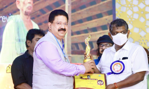 പ്രേം​ന​സീ​ർ പു​ര​സ്കാ​ര​ങ്ങ​ൾ ഉ​രു ശി​ൽ​പി​ക​ൾ ഏ​റ്റു​വാ​ങ്ങി