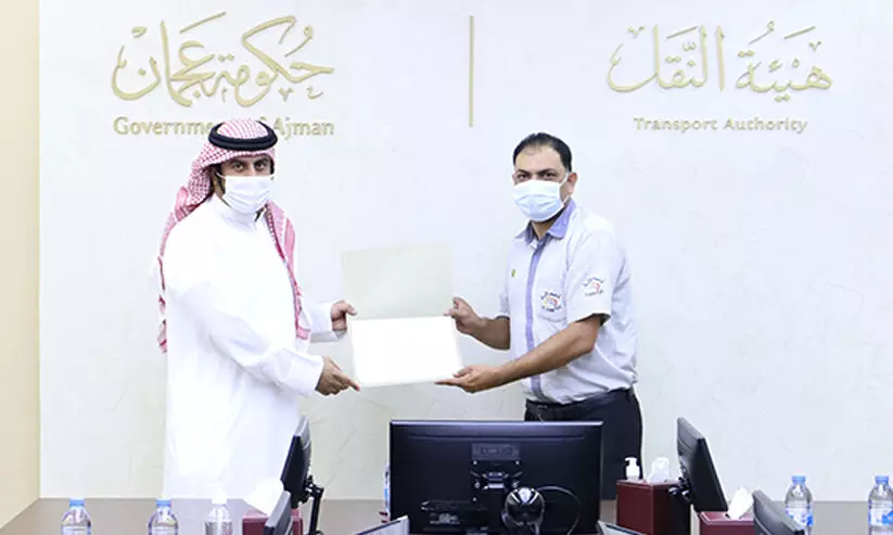 യാ​ത്ര​ക്കാ​ര​ന്‍റെ ന​ഷ്ട​പ്പെ​ട്ട പ​ണം തി​രി​കെ ന​ല്‍കി​യ ടാ​ക്സി ഡ്രൈ​വ​റെ ആ​ദ​രി​ച്ചു