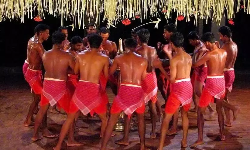 മകന്‍ ഇതര മതസ്ഥയെ വിവാഹം കഴിച്ചു; പൂരക്കളി കലാകാരന് വിലക്കെന്ന്