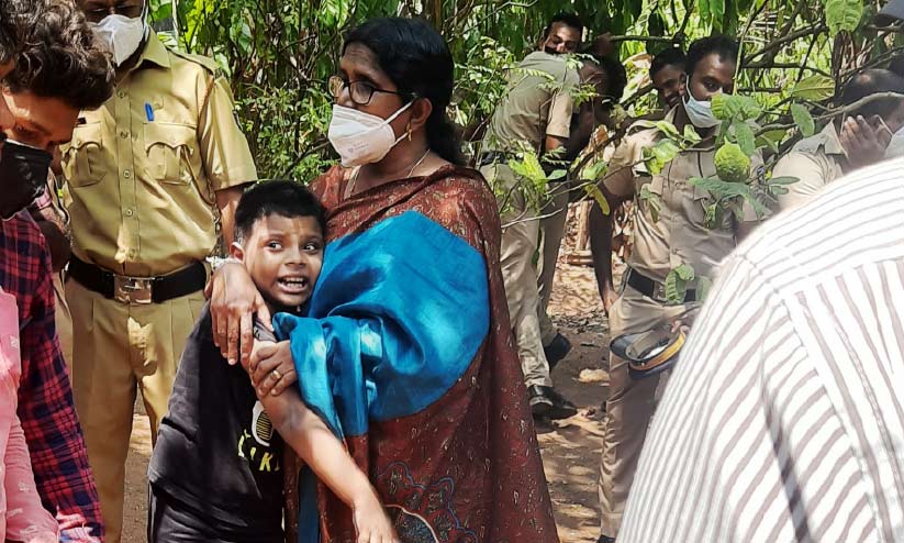 മുരുക്കുംപുഴയിൽ കെ-റെയിൽ വിരുദ്ധ സമരം രൂക്ഷം; മതിൽ ചാടിക്കടന്ന് കല്ലിടൽ മുരുക്കുംപുഴയിൽ കെ-റെയിൽ വിരുദ്ധ സമരം രൂക്ഷം; മതിൽ ചാടിക്കടന്ന് കല്ലിടൽ