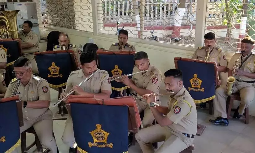 മുംബൈ പൊലീസ് ബാൻഡ് പുഷ്പ വൈറൽ ഗാനം ശ്രീവല്ലി അവതരിപ്പിക്കുന്നതിന്റെ ദൃശ്യങ്ങൾ വൈറലാകുന്നു മുംബൈ പൊലീസ് ബാൻഡ് പുഷ്പ വൈറൽ ഗാനം ശ്രീവല്ലി അവതരിപ്പിക്കുന്നതിന്റെ ദൃശ്യങ്ങൾ വൈറലാകുന്നു