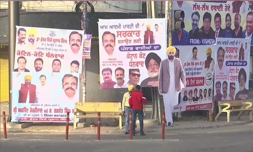 തെരഞ്ഞെടുപ്പ് പ്രചാരണഘട്ടത്തിൽ മാനിന്‍റെ കട്ട്ഔട്ടുകൾ നിരത്തിയ വഴിയോരം