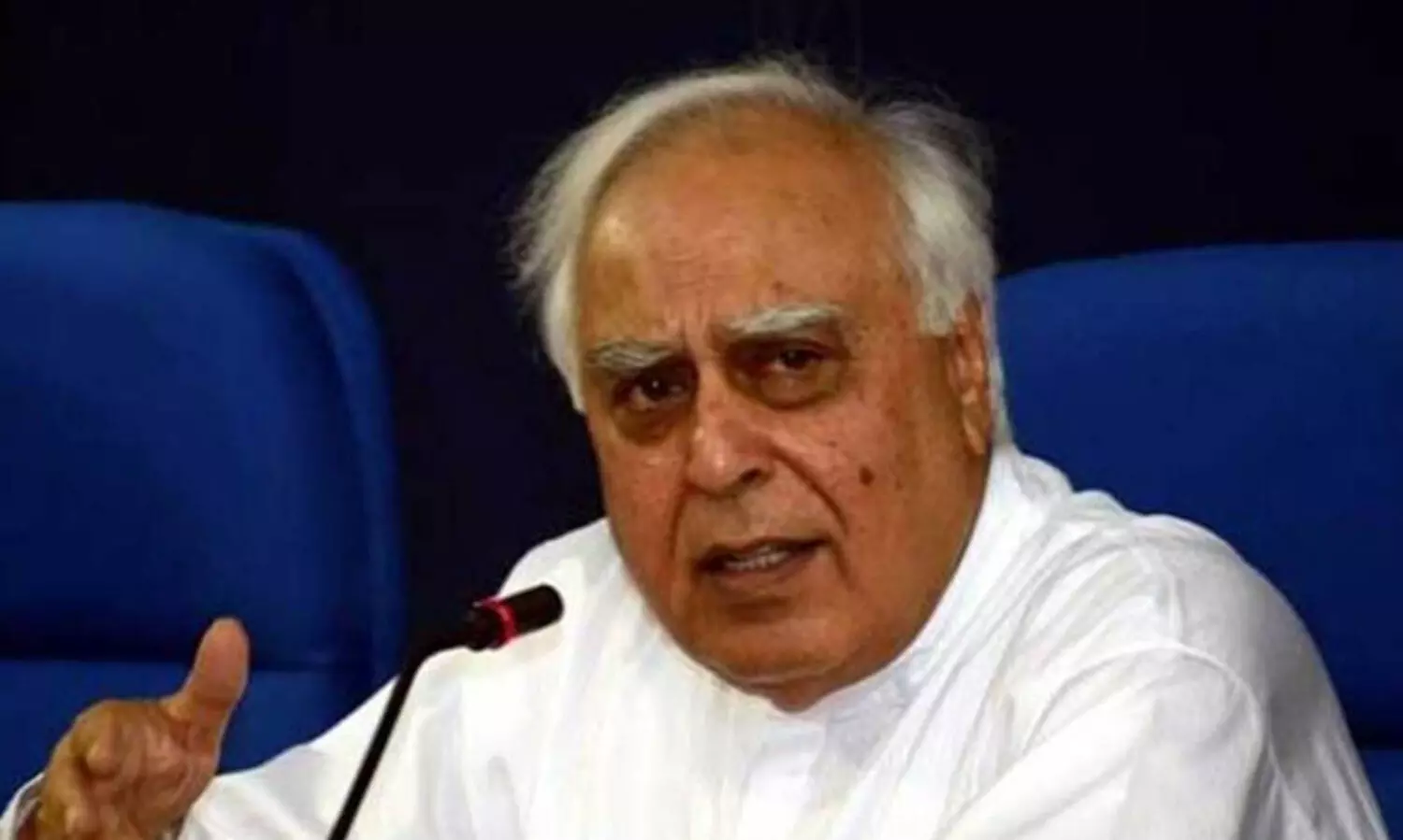 ചീഫ് ജസ്റ്റിസിനോട് മാപ്പുപറഞ്ഞതിന് കപിൽ സിബലിന് കാരണം കാണിക്കൽ നോട്ടീസ്