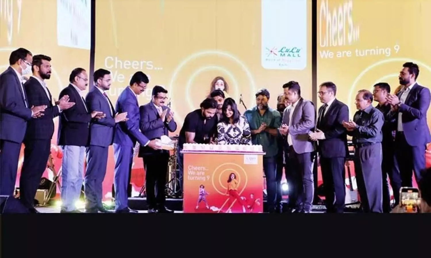 ഒമ്പതാം വാർഷികമാഘോഷിച്ച് കൊച്ചി ലുലു മാൾ; ആവേശം പകർന്ന് ശ്രീശാന്തും മഞ്ജു വാര്യരും