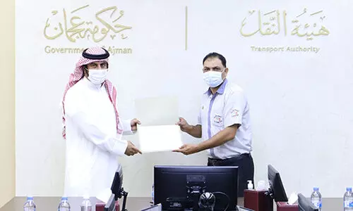 യാ​ത്ര​ക്കാ​ര​ന്‍റെ ന​ഷ്ട​പ്പെ​ട്ട പ​ണം തി​രി​കെ ന​ല്‍കി​യ ടാ​ക്സി ഡ്രൈ​വ​റെ ആ​ദ​രി​ച്ചു