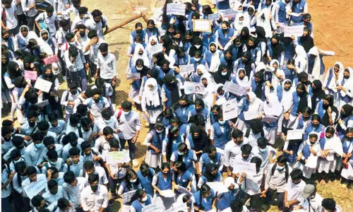 There are no classrooms to study Students protest despite summer heat
