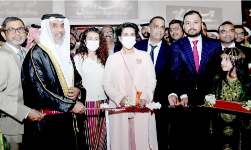 മലബാര്‍ ഗോള്‍ഡ് ആൻഡ്​ ഡയമണ്ട്സ് 21 കാരറ്റ്​ എക്സ്‌ക്ലൂസീവ് ഷോറൂം തുറന്നു