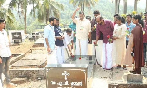 രക്തസാക്ഷിക്ക് അഭിവാദ്യമർപ്പിക്കാൻ ഡി.വൈ.എഫ്.ഐ നേതാക്കൾ സെമിത്തേരിയിൽ