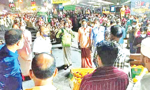 ക്ഷേത്ര ഘോഷയാത്രക്ക്‌ മഹല്ല് കമ്മിറ്റിയുടെ സ്വീകരണം